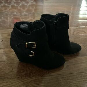 Rebel by zigi round toe black suede boots 6.5